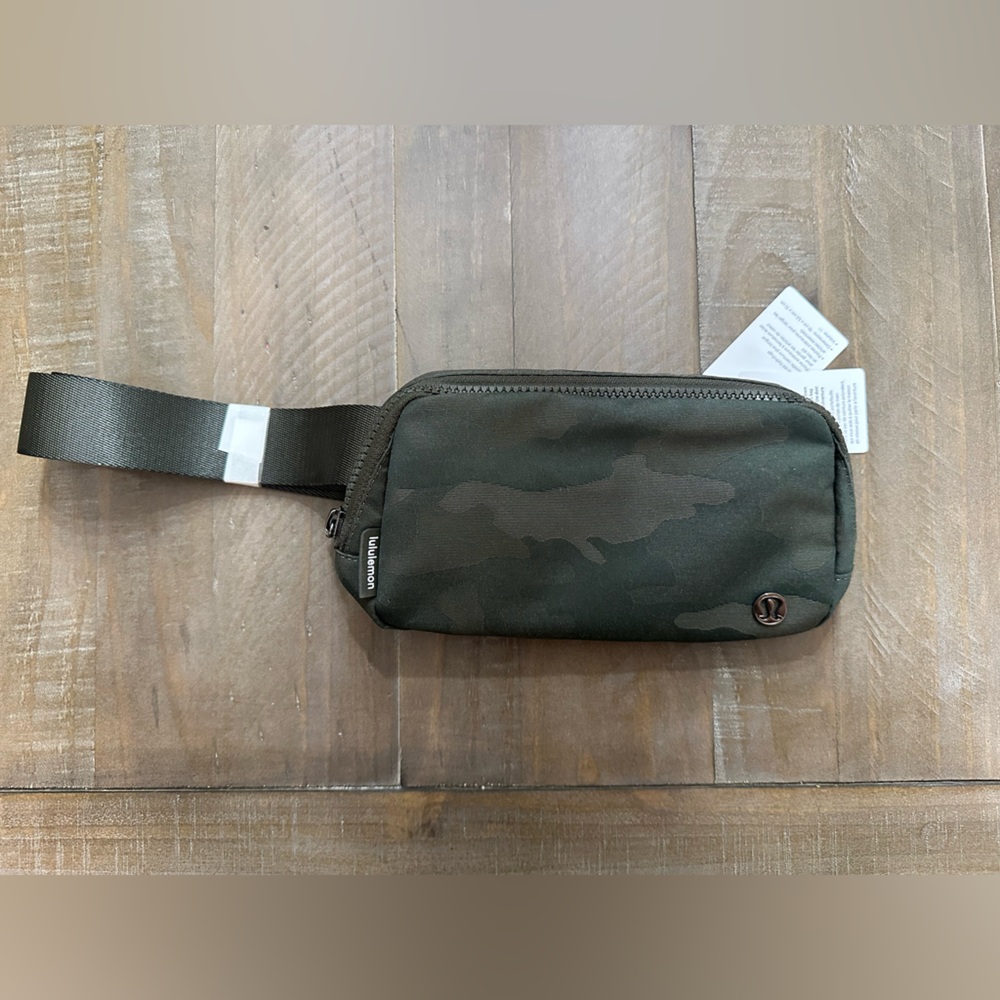 New Lululemon Athletica Everywhere Belt Bag (EBB) 1 Liter, Green Camo HTDG, NWT
